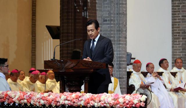 배우 안성기가 2014년 8월 프란치스코 교황이 참석한 간운데 서울 명동성당에서 열린‘평화와 화해를 위한 미사'에서 제1독서를 하고 있다.연합뉴스 자료사진