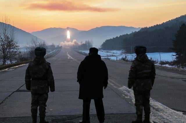 김정은 "핵능력 필요성, 다단한 국제사변이 설명"...미중 겨냥 ‘핵보유’ 항변