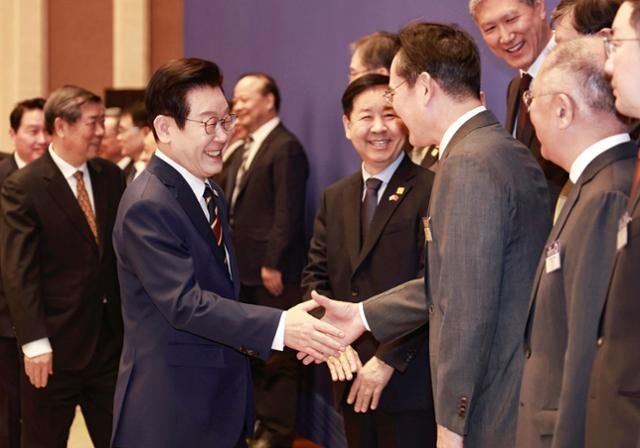 이 대통령 "한중 협력의 배 띄워달라"... 양국 기업인에 '벽란도 정신' 당부