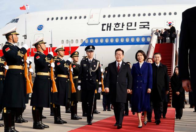 3박 4일간 중국을 국빈 방문하는 이재명 대통령과 김혜경 여사가 4일 중국 베이징 서우두공항에 도착하고 있다. 베이징=왕태석 선임기자