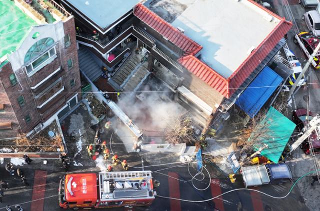 4일 오전 9시 54분쯤 강원 춘천시 후평동의 다세대주택에서 불이 나 소방대원이 진화하고 있다.춘천=연합뉴스