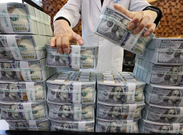 고환율 잡느라 증발한 외환보유액 26억 달러… 7개월 만에 하락