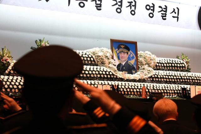 "차가운 아스팔트 위에서도 국민 지켜"… 사고 현장서 순직한 경찰 눈물 속 영결식