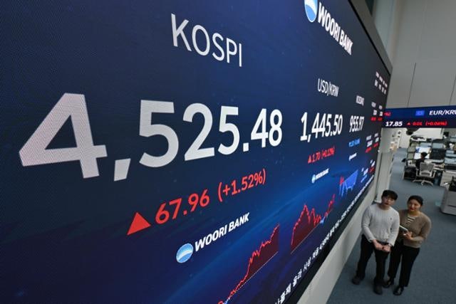 ETF 300조 시대, 올해도 AI·반도체와 고배당에 주목