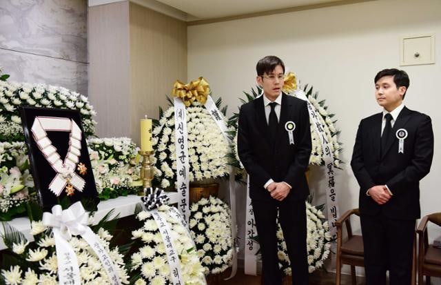 아동 구호, 독립영화 후원, 자상한 마음… 추모할 게 많은 안성기