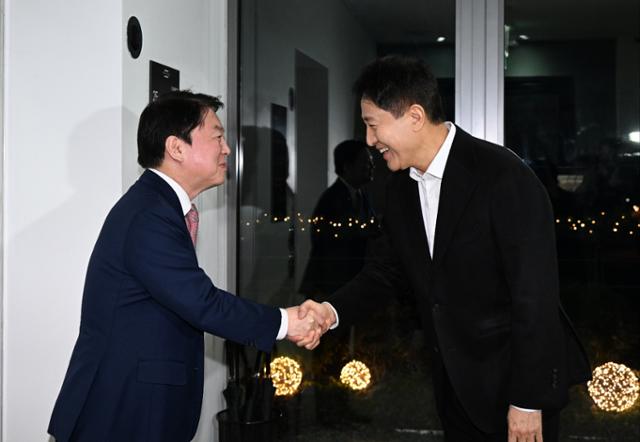 오세훈(오른쪽) 서울시장이 6일 시장 공관인 서울 용산구 서울파트너스하우스에서 안철수 국민의힘 의원을 만나 인사를 나누고 있다.서울시 제공