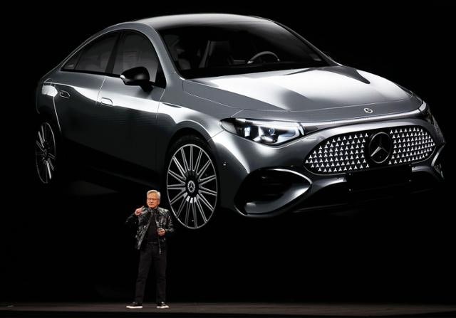 거대한 벤츠 앞에 선 젠슨 황..."엔비디아 자율주행차 곧 달린다"