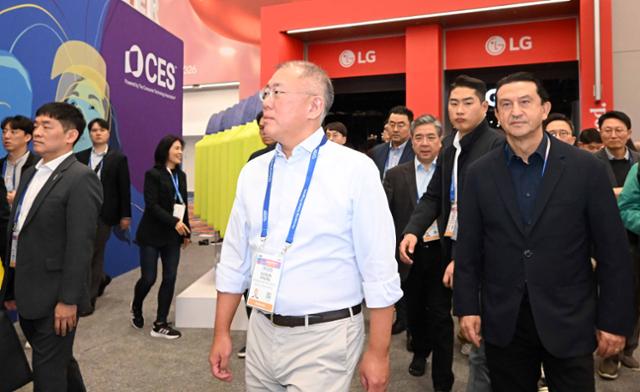 정의선 현대차그룹 회장이 호세 무뇨스 현대자동차 사장 등과 6일 미국 네바다주 라스베이거스에서 열린 'CES 2026'를 둘러보고 있다. 라스베이거스=연합뉴스