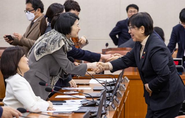 초3도 아동수당, 해 넘겨 합의… 39만명 2월부터 받을 수도