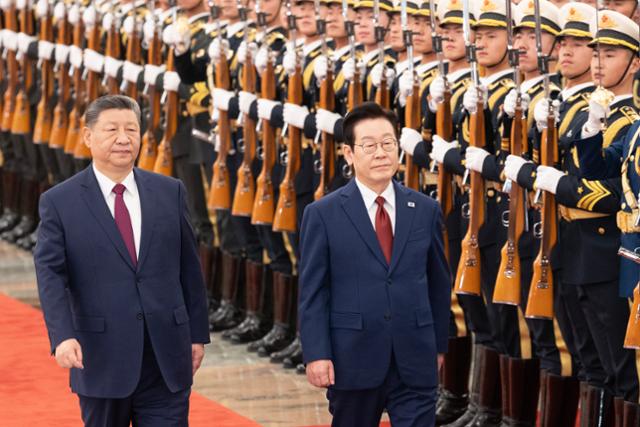 한중 정상회담을 위해 중국을 국빈 방문한 이재명(오른쪽) 대통령이 5일 베이징 인민대회당에서 시진핑 국가주석과 의장대 사열을 하고 있다.베이징=왕태석 선임기자