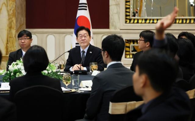 이 대통령 "중국이 부정선거론 배후? 정신 나간 소리로 감정 상하면 안돼"