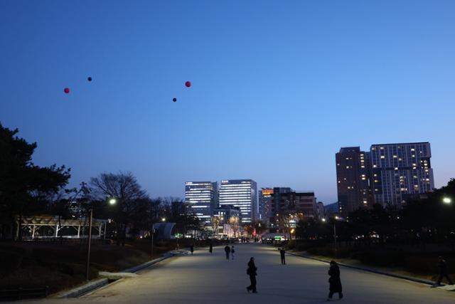 지난해 12월 24일 서울 종로구 종묘 외대문에서 바라본 세운4구역 일대에 대형풍선이 떠 있다.이 대형풍선은 종묘 앞 개발 시 높이와 조망 시뮬레이션 위해 서울시에서 설치했다.뉴시스