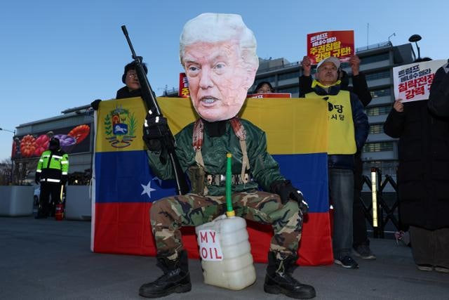 트럼프의 한 방, 휘청이는 '페트로 위안화' 체제 [아침을 열며]