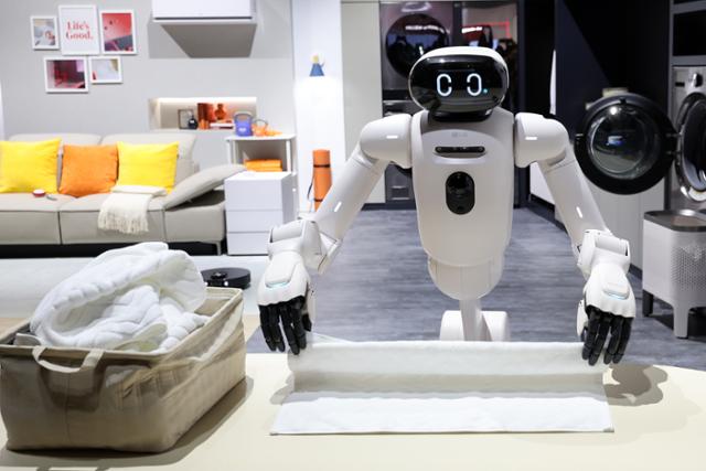 CES 2026 개막을 하루 앞둔 5일 미국 네바다주 라스베이거스 컨벤션센터(LVCC)에서 열린 LG전자 사전 부스투어에서 AI 홈로봇 LG 클로이드가 세탁된 수건을 접고 있다.뉴스1