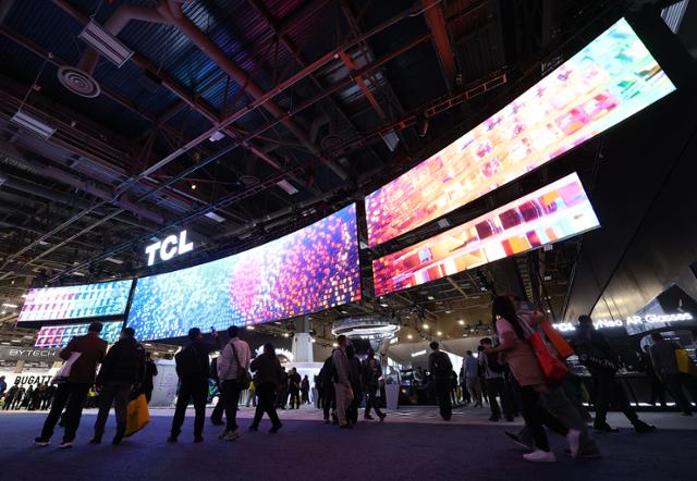 미 네바다주 라스베이거스에서 열린 세계 최대 가전·정보기술(IT) 전시회인 'CES 2026'의 개막일인 6일 중국 가전업체 TCL의 부스에 대형 디스플레이가 설치돼 있다.연합뉴스