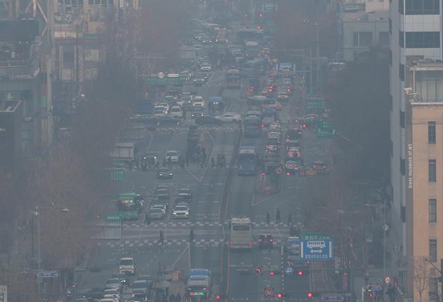 초미세먼지 '나쁨' 수준을 보인 지난해 12월 29일 서울 도심이 뿌옇게 보인다.뉴시스