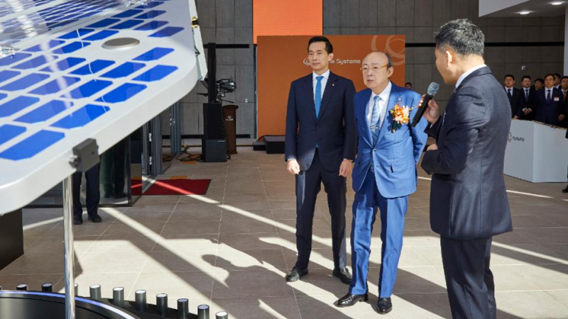 김승연·김동관 부자 제주우주센터 첫 방문… "어려워도 가야 할 길 가는 게 한화 사명"