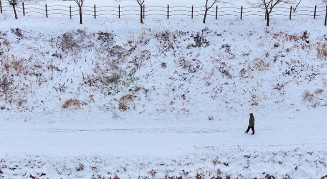 8일 한반도 상공에 찬 공기가 내려오면서 전국 곳곳에 눈 소식이 예보됐다.사진은 지난해 12월 24일 강원 춘천시 소양강 산책로에 내린 폭설 모습.연합뉴스
