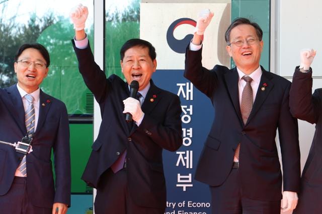 기재부 쪼개면 인사 풀릴 줄 알았는데...에이스 떠나고, 고위직 곳곳 빈자리