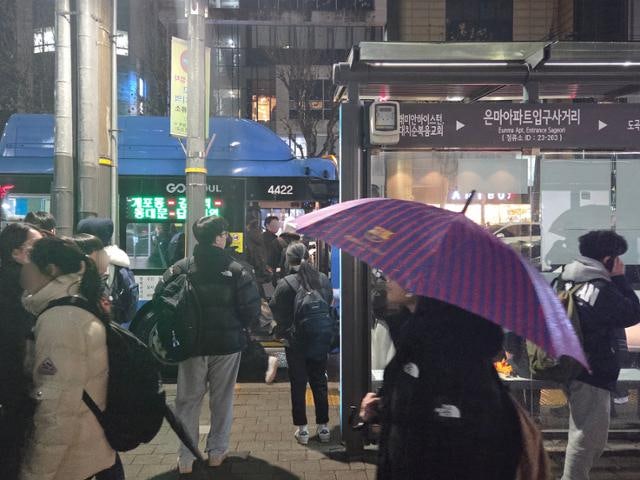 암막커튼 치고 '몰래 수업'… '오후 10시 제한' 풀리면 사교육 불야성 열린다