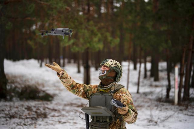 우크라이나 전쟁에서는 재래식 작전의 효율을 높이기 위해 드론이 다각적으로 사용됐다.2023년 2월 우크라이나 군인이 벨라루스와의 국경 인근에서 시범 비행했던 드론을 착륙시키고 있다.프리피야티=AP 뉴시스