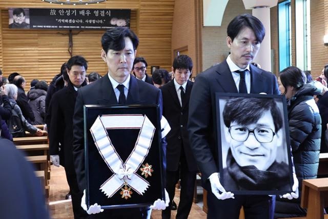 "세상에 필요한 건 착한 사람"이라던 '국민배우' 안성기, 영면에 들다