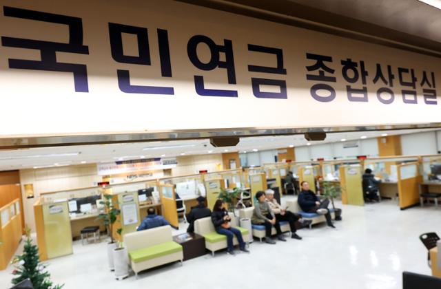 보건복지부는 9일 국민연금심의위원회를 열고 올해 국민연금,기초연금을 전년 대비 2.1% 올리기로 확정했다.사진은 서울 서대문구 국민연금공단 서울북부지역본부.뉴스1