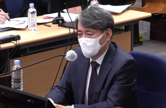 조지호 전 경찰청장이 지난달 24일 서울중앙지법 형사합의25부(부장 지귀연) 심리로 열린 윤석열 전 대통령의 내란 우두머리 혐의 사건 공판기일에 증인으로 출석해 발언하고 있다.서울중앙지법 제공