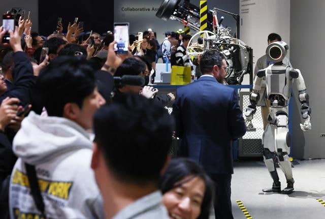 사람처럼 걷네…휴머노이드 로봇 본 투심, ETF에 주목