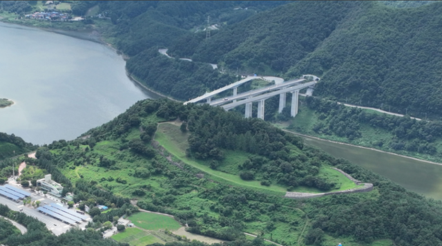 적성 남쪽 하늘에서 보는 전경.남한 강위에 중앙고속도로 다리.충청문화유산연구원 제공