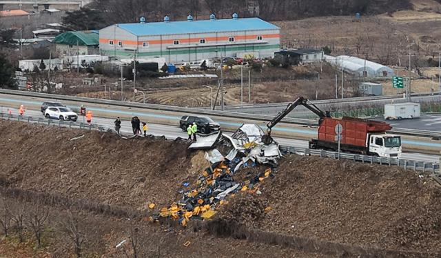 경찰이 10일 오전 경북 상주시 서산영덕고속도로 남상주IC 영덕방향에서 9.5톤 화물차가 가드레일을 뚫고 추락해 운전자 1명이 숨진 사고 현장을 확인하고 있다.상주=뉴시스