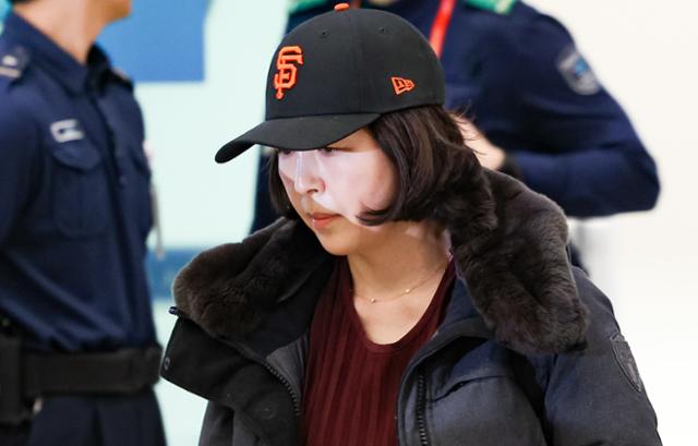 2022년 지방선거를 앞두고 강선우 무소속 의원에게 '공천헌금' 1억 원을 건넨 의혹을 받는 김경 서울시의원이 11일 인천국제공항 제1여객터미널을 통해 귀국하고 있다.뉴시스