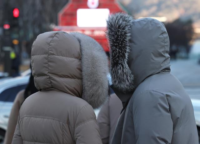 8일 서울 광화문사거리에서 두꺼운 옷을 입은 시민들이 횡단보도 신호를 기다리고 있다.뉴스1