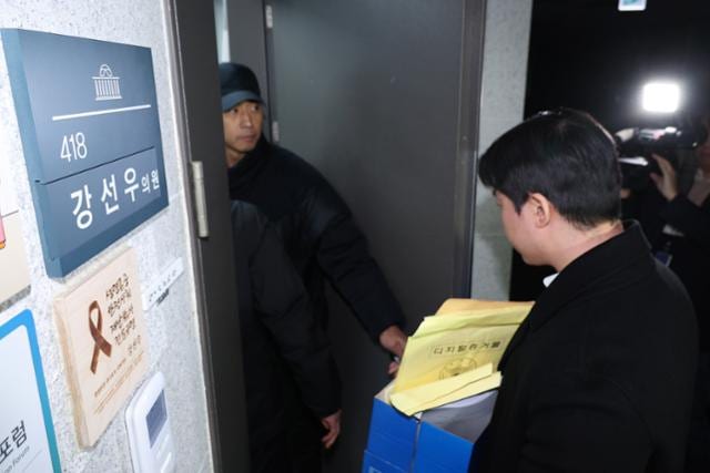 "카페서 1억 건넸다" 김경 자수서 인정… 강선우 출국금지·압수수색