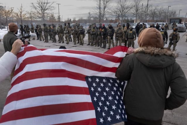 미네소타 시위 확산에 美 강경 대응… 요원 추가 파견·의원들 방문권도 차단