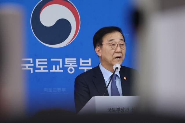 국토장관 "공급 대책 1월 말 발표 목표… 토허제 등 규제 해제는 논의 안 해"