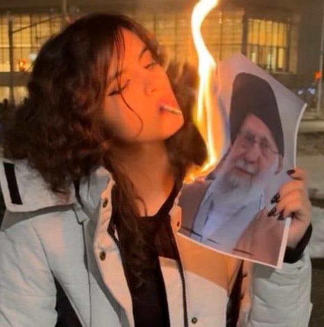 히잡 벗고 지도자 사진 태워 '담뱃불'로… 이란 여성 '저항 상징' 떠오른 그 영상