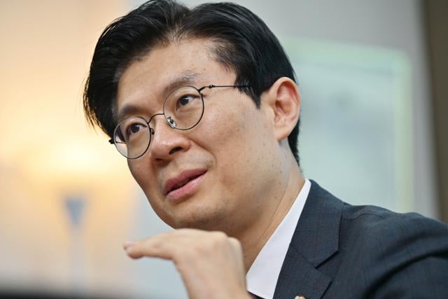 국민의힘 조정훈 "무분별한 돈 풀기, 정책 불신 탓… 환율 1500원 뚫릴 것"