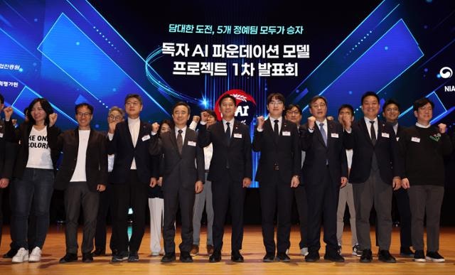 국가대표 AI, 꼭 '맨땅  에 헤딩' 해야 할까