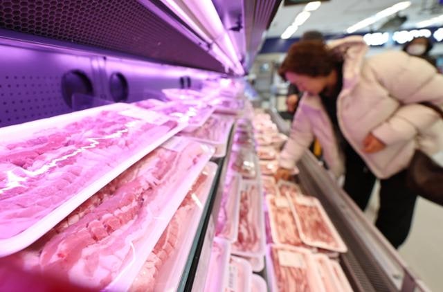 돼지고기 샀더니 '비계가 절반'… 과지방 삼겹살 유통 줄인다