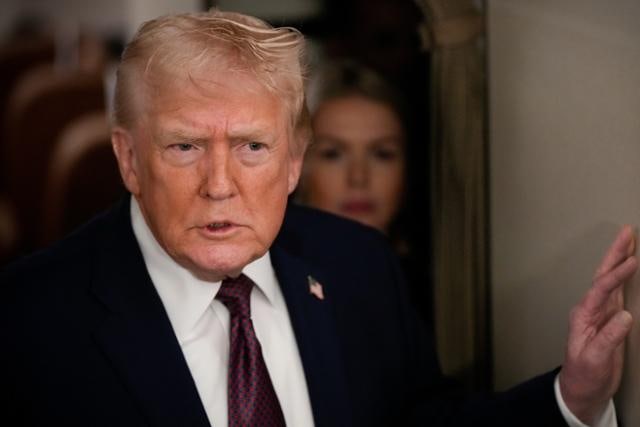 트럼프, 이란 시위대 구할까... 한 손엔 '공습' 다른 손엔 '관세' 카드