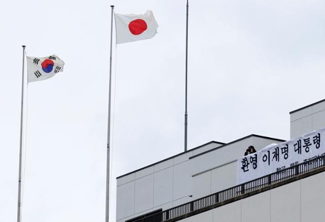 들뜬 일본 나라시, 한국어 환영 현수막… "이 대통령 봐줬으면"