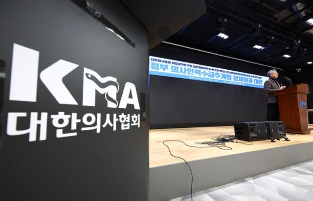 "1만 명 부족" vs "1만8000명 과잉"… 의대 증원 두고 '숫자 전쟁'