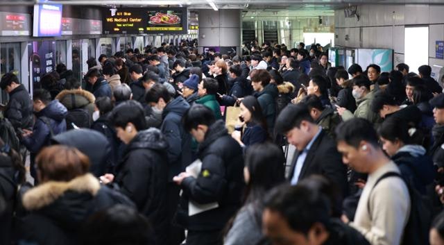 "사람 꽉 차 지하철 그냥 보내"… 출근이 두려운 '퇴근 대란'