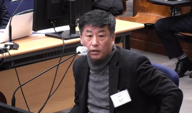 노상원 전 국군정보사령관이 지난달 8일 서울중앙지법에서 열린 윤석열 전 대통령의 내란 우두머리 등 혐의 공판기일에 출석해 증인신문을 받고 있다.서울중앙지법 제공