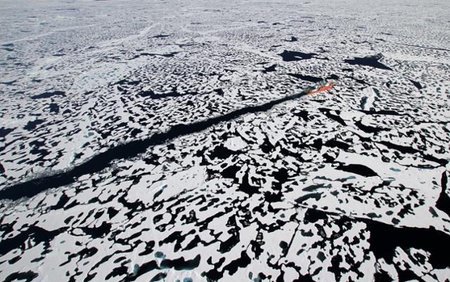 국내 유일의 쇄빙연구선 아라온호가 북극해를 항해하고 있다.극지연구소 제공