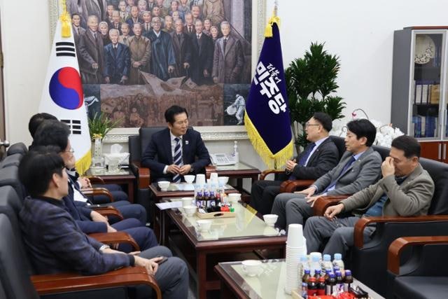 [단독] '충북 홀대론'에... 정청래 "지선 전 충북특별자치도 지정 검토"