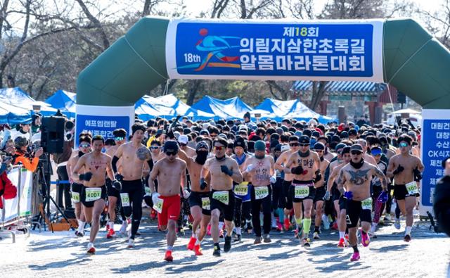 제18회 제천 의림지 삼한초록길 알몸마라톤 대회에 참가한 1,000여 명의 마라토너들이 지난 11일 대회장을 막 출발하고 있다. 제천시 제공