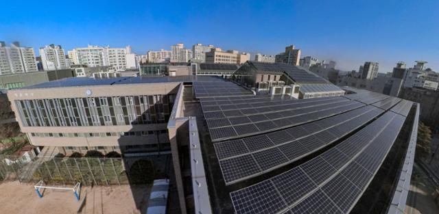 한전에 전기 파는 고등학교… 옥상과 창문에 발전 시설 있다