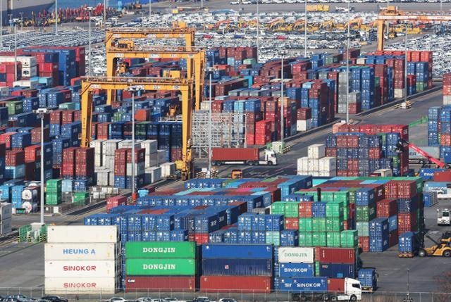 고공 행진 환율에 기업들 노심초사 "적정 환율 1362원인데…"